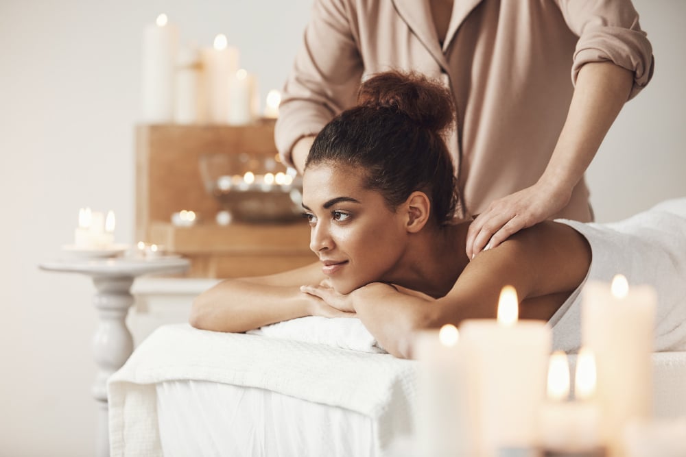 massoterauta fazendo massoterapia em uma cliente sorrindo